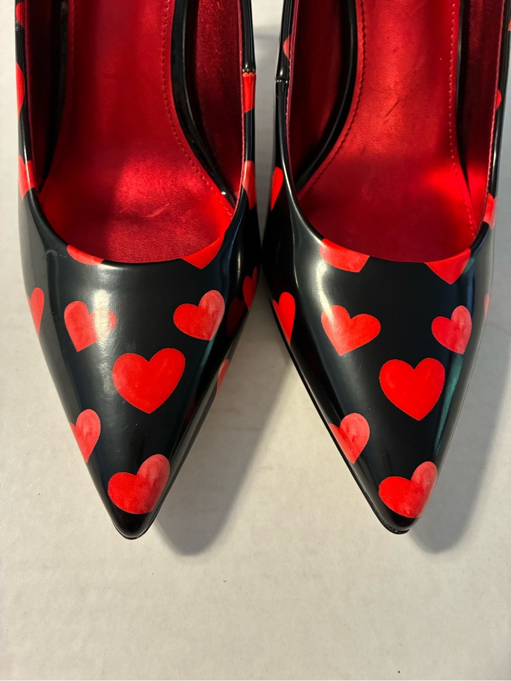 Nine West Black Patent Stiletto Pump with Red Heart Print women’s size 8.5 - Picture 5 of 7